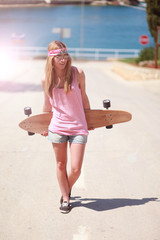 Skatergirl auf der Strasse vor dem Meer