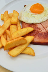 Leberkäse mit Spiegelei und Pommes frites