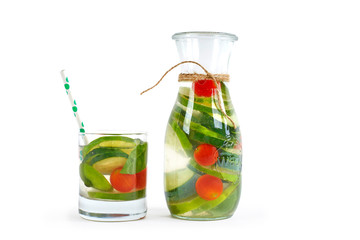 Gartenlimonade mit Gurke und Tomate, isoliert