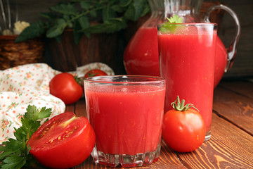 Two glasses of tomato juice and fresh tomatoes