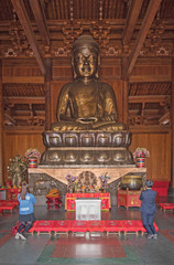 Obraz premium Statue in the medieval Jing An Temple in Shanghai, China