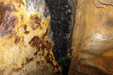 estrecha capa de carbón de una mina adelgrupo María Luisa