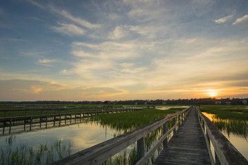 Obraz premium boardwalk in the marsh at sunset, Pawleys Island, South Carolina