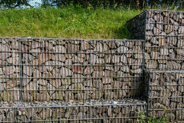 Steinkorb als Mauer
