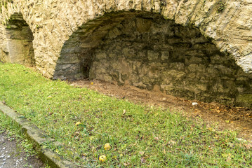 Rundbögen an einer mittelalterlichen Stadtmauer