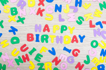 Bunter Buchstabensalat mit Happy Birthday