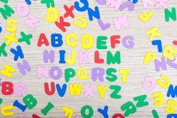 Bunter Buchstabensalat mit Alphabet