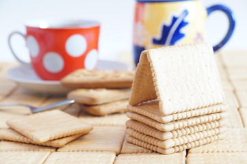 Fototapeta na wymiar Cracker house and crackers with honey for breakfast. Crackers with coffee.