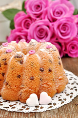 Mit Herzen dekorierter Rührkuchen mit Rosen