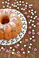 Liebevoll mit Herzen dekorierter Kuchen