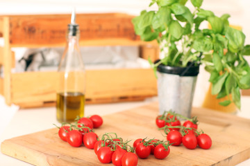 rote Tomaten mit Basilikum