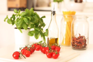 frische rote Tomaten mit Basilikum