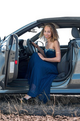 Junge Frau sitzt im Cabrio 2