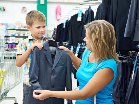 Mom chooses suit for little son