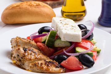 greek salad with chicken