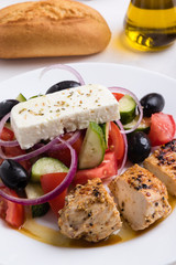 greek salad with chicken