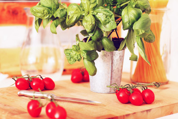 rote Tomaten mit Basilikum