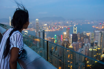 Naklejka premium Woman on the lookout over Hong Kong