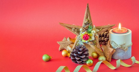 Advent, Weihnachtliche Dekoration vor roten Hintergrund mit Textfreiraum