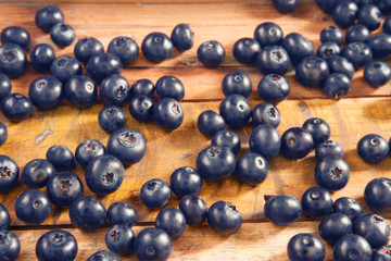Heidelbeeren verstreut auf altem Holz