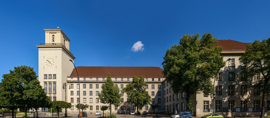 Im Stil der Neuen Sachlichkeit: das Rathaus von Berlin-Tempelhof aus den 1930er Jahren
