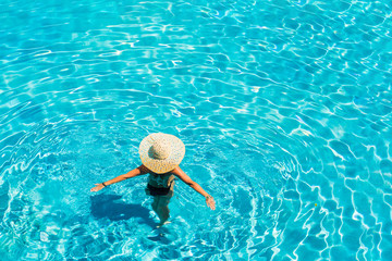 Woman with hat at the pool