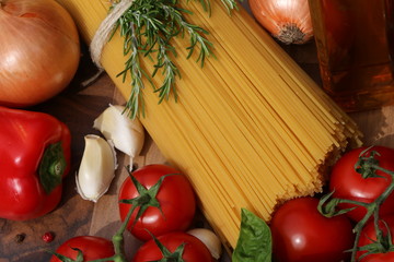Zutaten für das Kochen von Spaghetti und Tomatensauce 