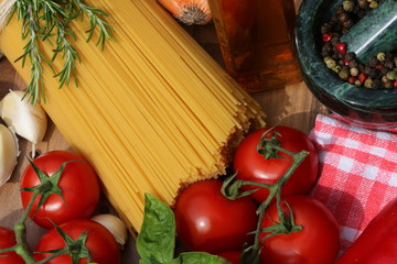 Pasta mit Tomatensauce kochen
