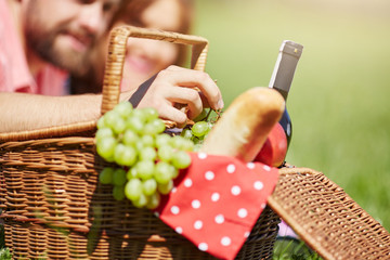 Let's try these sweet grapes