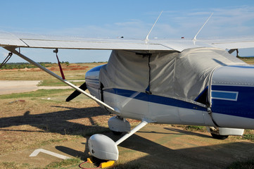 Fototapeta na wymiar Abgestelltes Kleinflugzeug