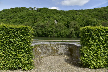 L'unique point de vue sur la Meuse depuis les jardins au château de Freyr à Hastière 