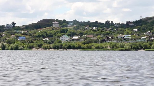 Пейзаж за бортом речного теплохода
