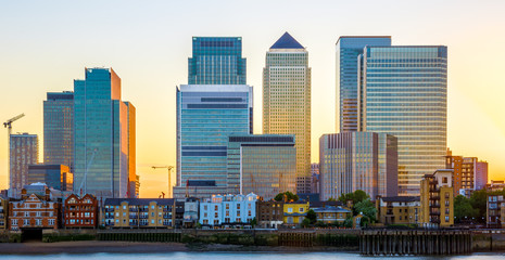 Canary Wharf, financial hub in London at sunset - obrazy, fototapety, plakaty