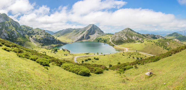 Lago de la Ercina Bergsee im Parque Nacional de los Picos de Europa (Picos d&rsquo;Europa) Asturies (Asturien, Asturias) Spanien (Espa&ntilde;a)