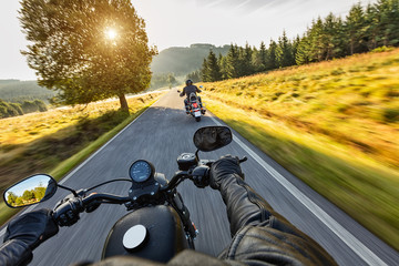 Obraz premium Kierowcy motocykli jadący autostradą