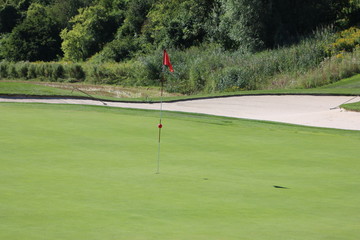 Golf Spielfläche mit Bunker und Fahne
