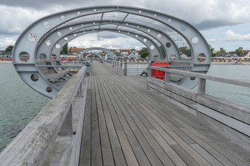 Seebrücke mit seitlichem Blick auf den Strand von Kellenhusen an der Ostsee