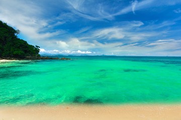 Fototapeta na wymiar Paradise beach in Koh maiton island , phuket ,Thailand 