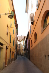Fototapeta na wymiar Narrow alley in Poggibonsi, Tuscany Italy