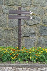 Direction arrow pole