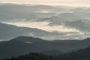 Góry we mgle, Beskidy, widok z Gorców
