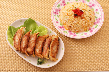 おいしそうな炒飯と焼き餃子