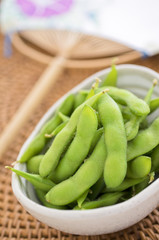塩茹でした枝豆