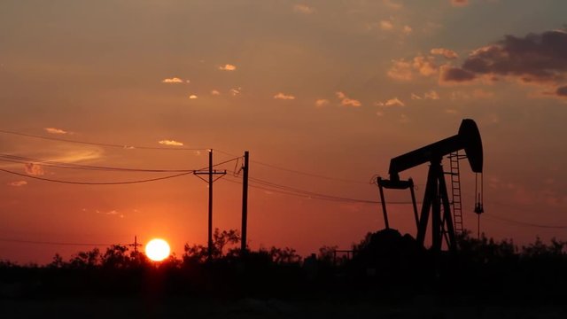 Midland Texas - Oil Derrick at Sunset 03 - Rack Focus