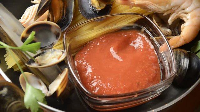 Pummarola Tru&euml;ng Kl&eacute;ng Tamatie Rajče jedl&eacute; Solanum lycopersicum Salsa di pomodoro 토마토 C&agrave; chua Domatja Sugo Pomidor zwyczajny Roșie Tomato sauce 番茄 Cucina gradese italiana  Italian cuisine Spaghetti 