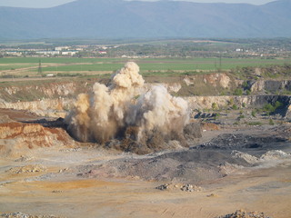 взрыв в карьере