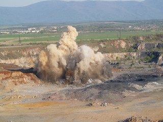 взрыв в карьере