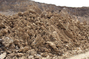 в карьере глины