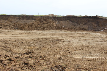 в карьере глины