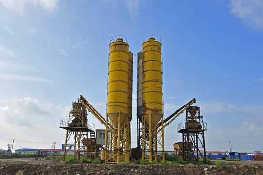 Cement mixing silo